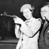 Simone de Beauvoir con un rifle