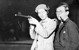 Simone de Beauvoir con un rifle